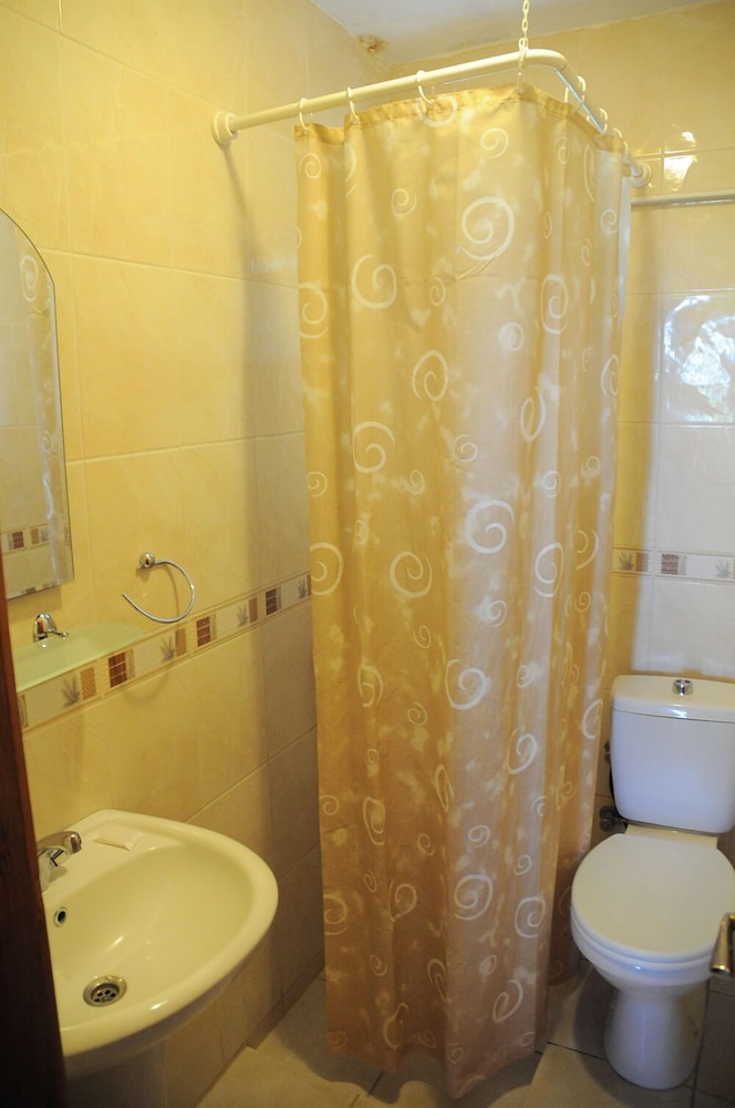 Triple Room, Private Bathroom, Garden View photo 2