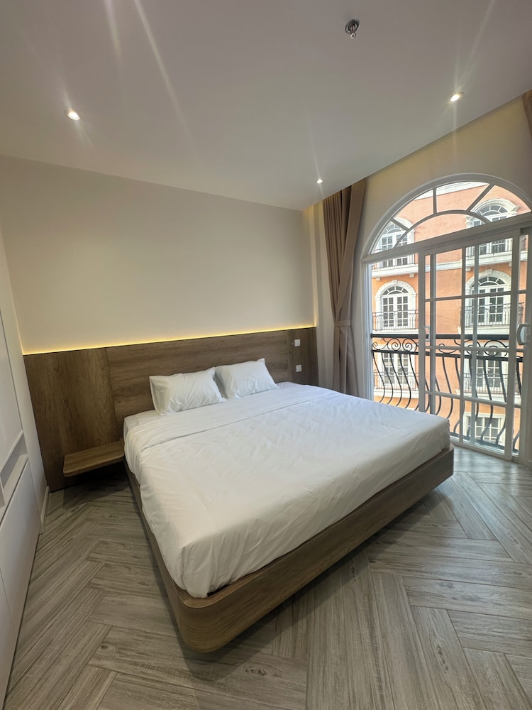 Superior Suite, Courtyard View