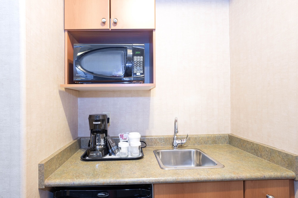 Grand Suite, 1 King Bed with Sofa bed, Kitchenette thumbnail 5