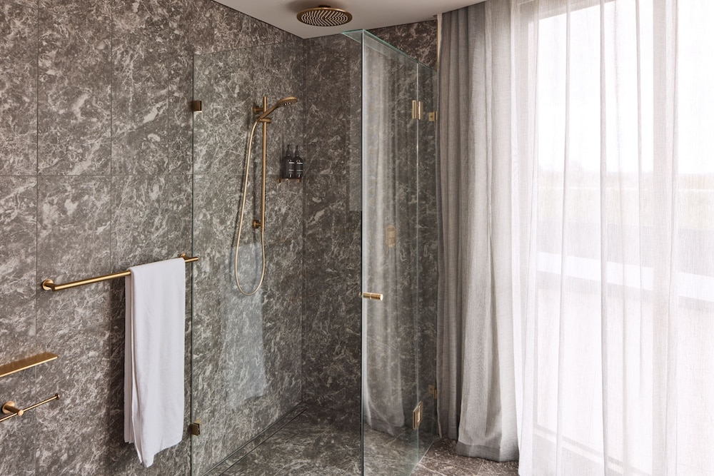 Executive One Bedroom King Courtyard Apartment - Photo 2