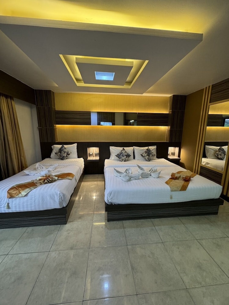 Deluxe Triple Room - Photo 13