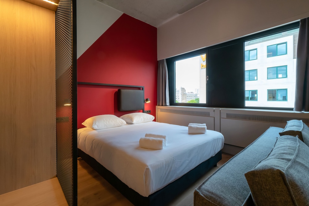 Deluxe Studio Suite, 1 Double Bed, City View photo 2