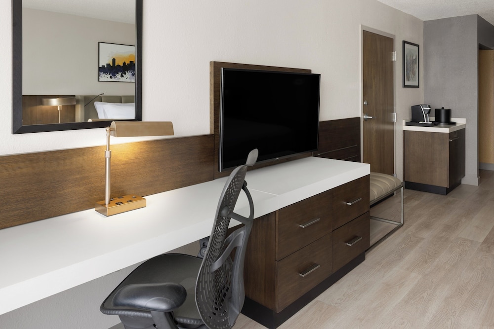Standard Room, 1 King Bed - Photo 5