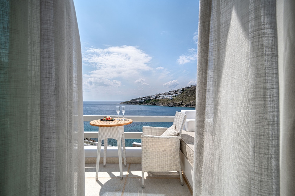 Executive Suite, Jetted Tub, Sea View - Photo 4