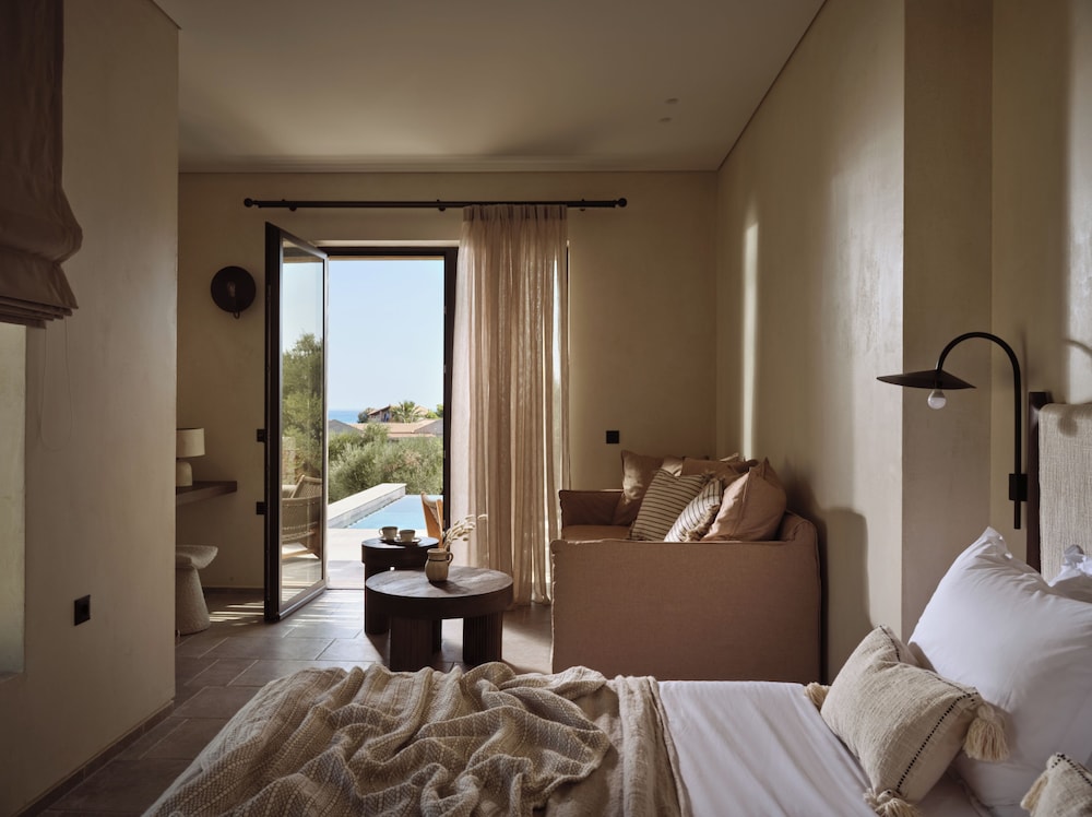 Superior Suite with Private Pool and Sea View - Photo 10