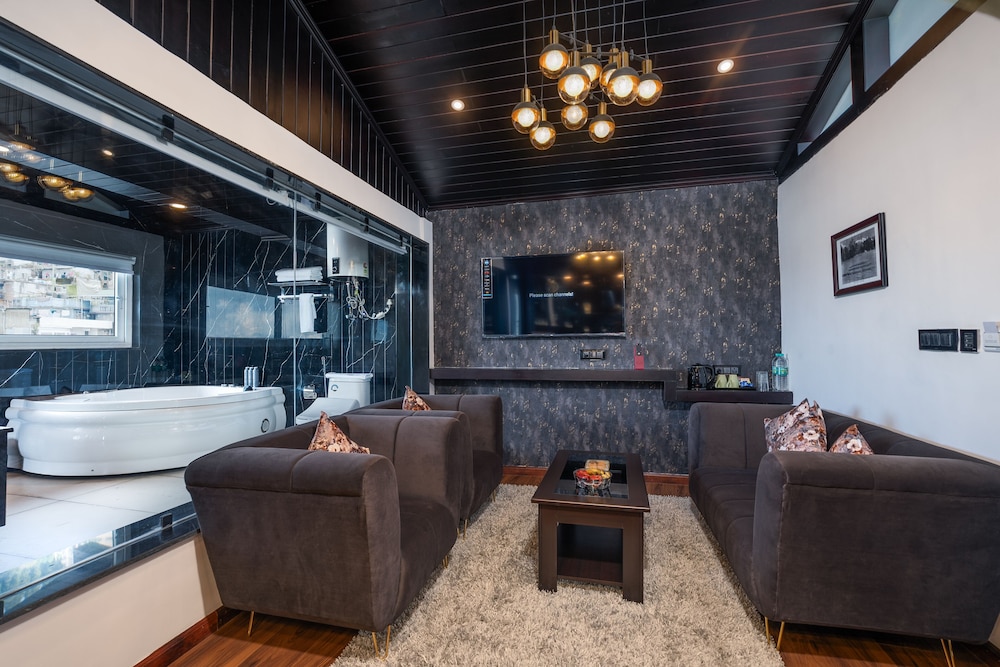 Presidental Suite with Balcony & Jacuzzi