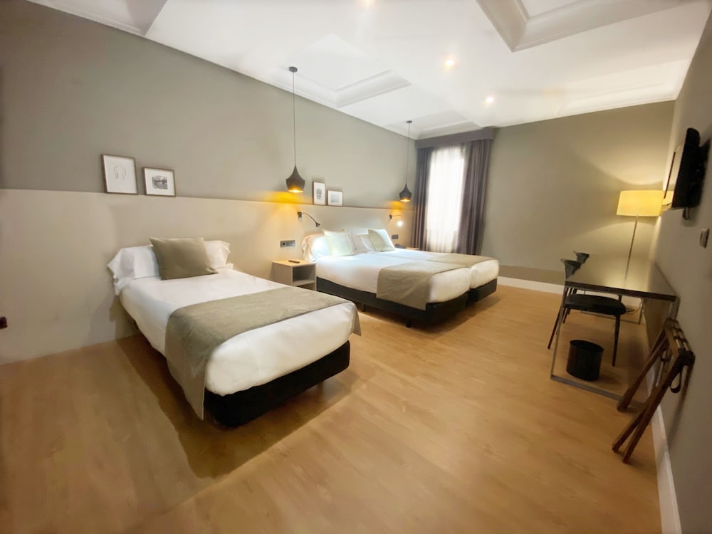 Standard Triple Room, 3 Twin Beds - Photo 1