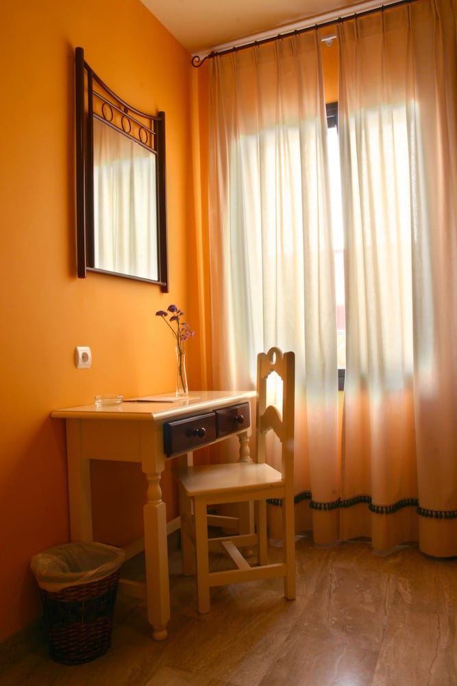 Twin Room - Photo 12