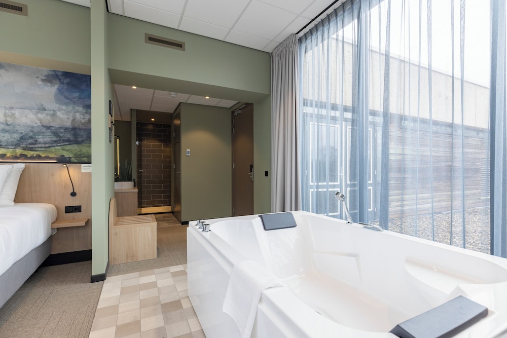 Suite, Balcony and Bathtub - Photo 2
