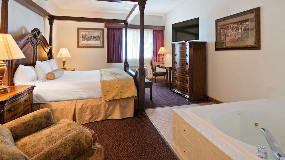 Suite, 1 King Bed, Non Smoking, Jetted Tub photo 2
