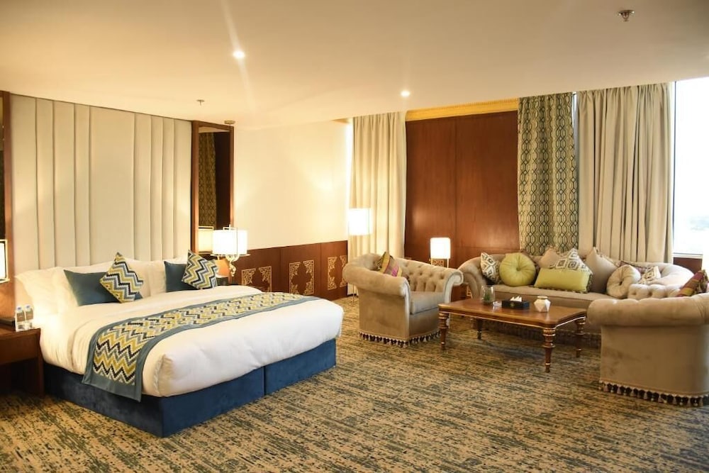 Crown Suite photo 2