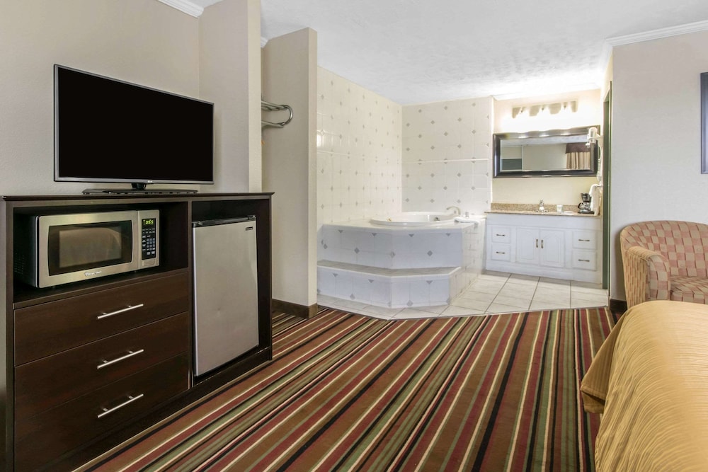 Standard Room, 1 King Bed with Sofa bed, Non Smoking photo 3