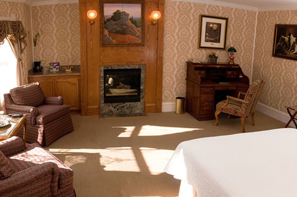 E.E. Nichols Celebrity Suite - Photo 2