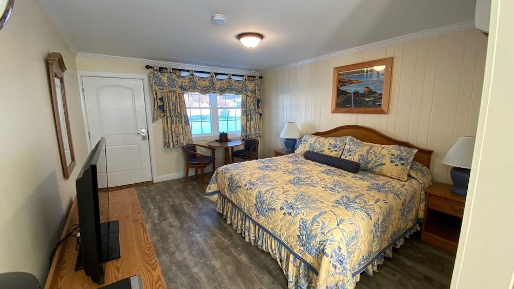 Standard Room, 1 King Bed, Ocean View - Photo 1