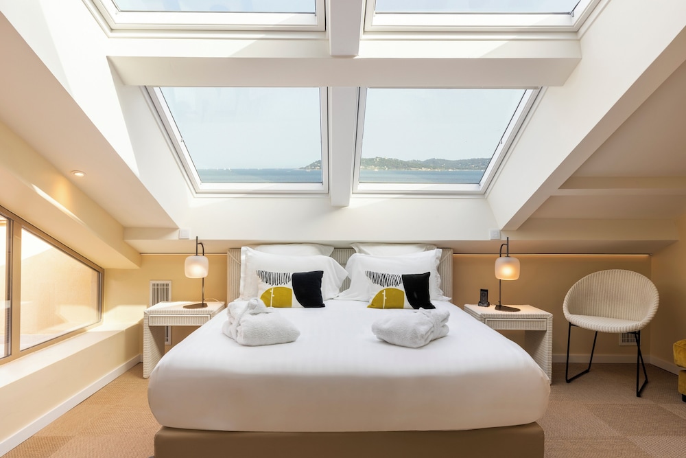 Suite, Multiple Beds, Bathtub, Sea View - Photo 3