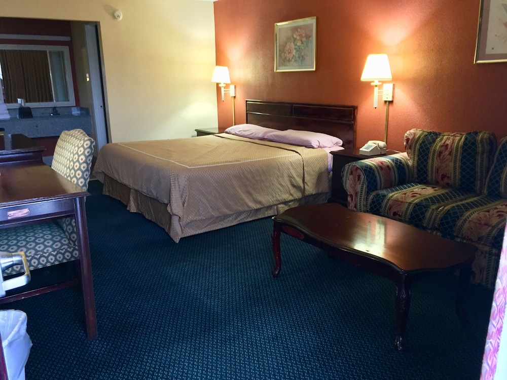 Room, 1 King Bed, Smoking photo 1