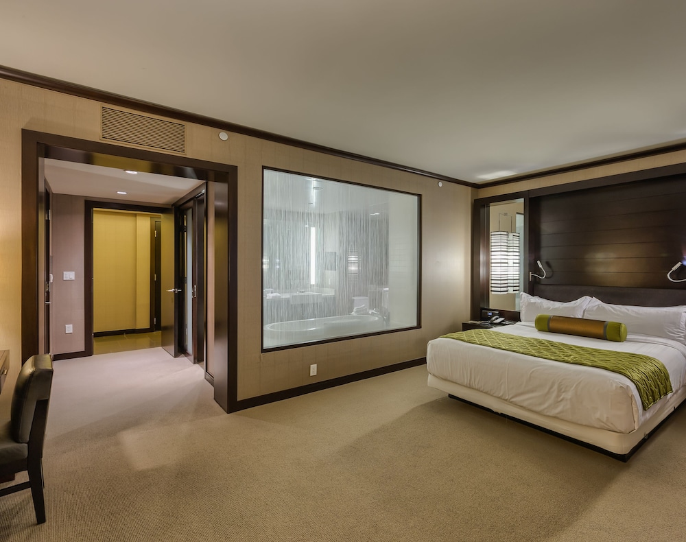 PANORAMA STRIP VIEW SUITE (2BR) - 42nd Floor photo 2