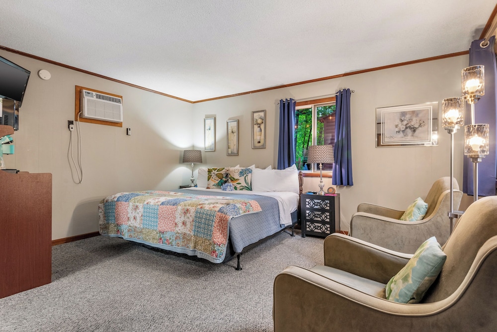 Family Room, 1 King Bed (Room 14)