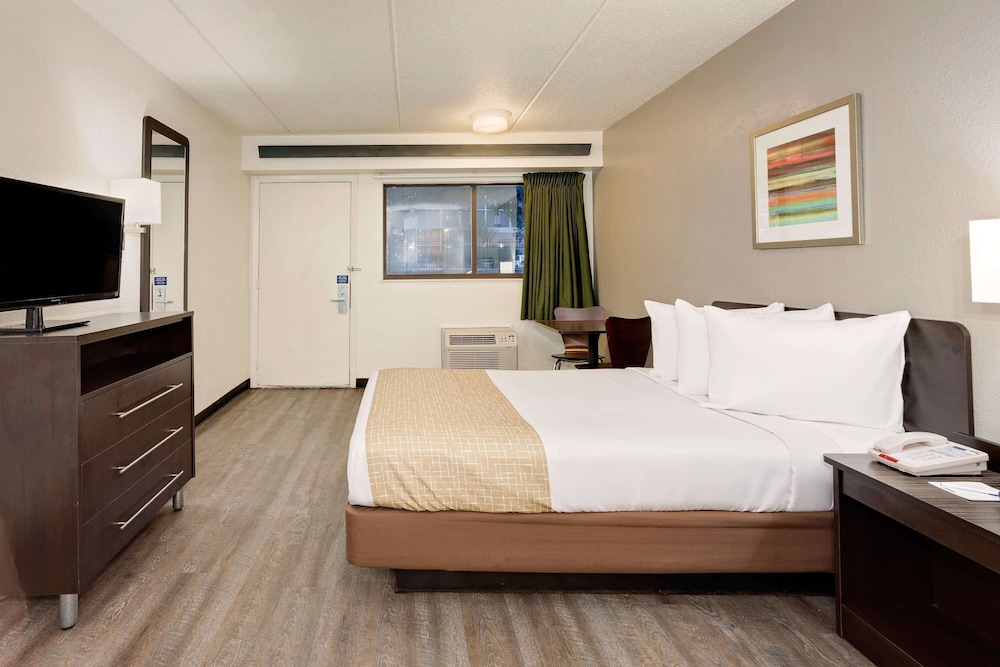Standard Room, 1 King Bed - Photo 5