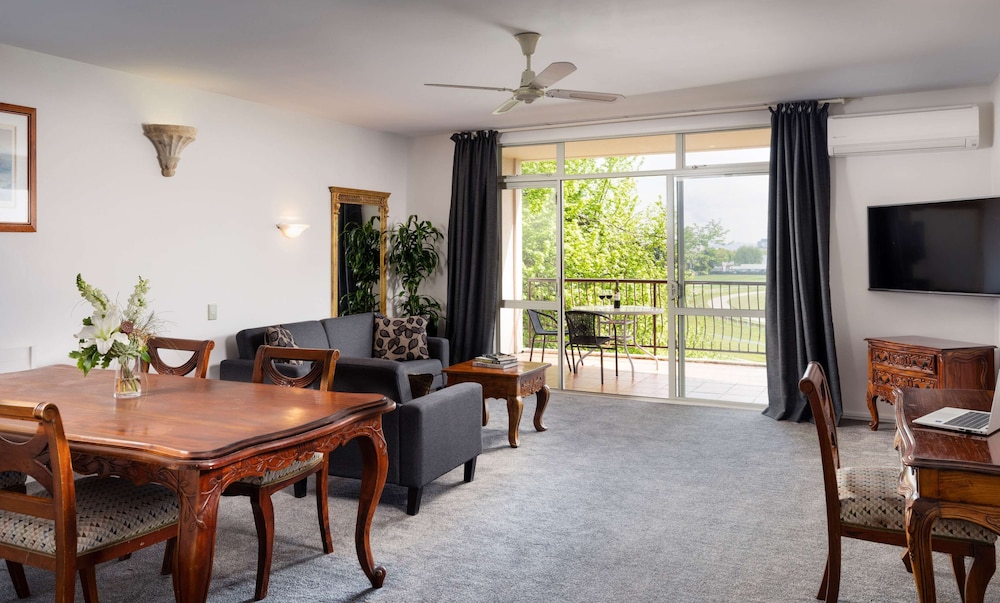 King One Bedroom Suite - Photo 2