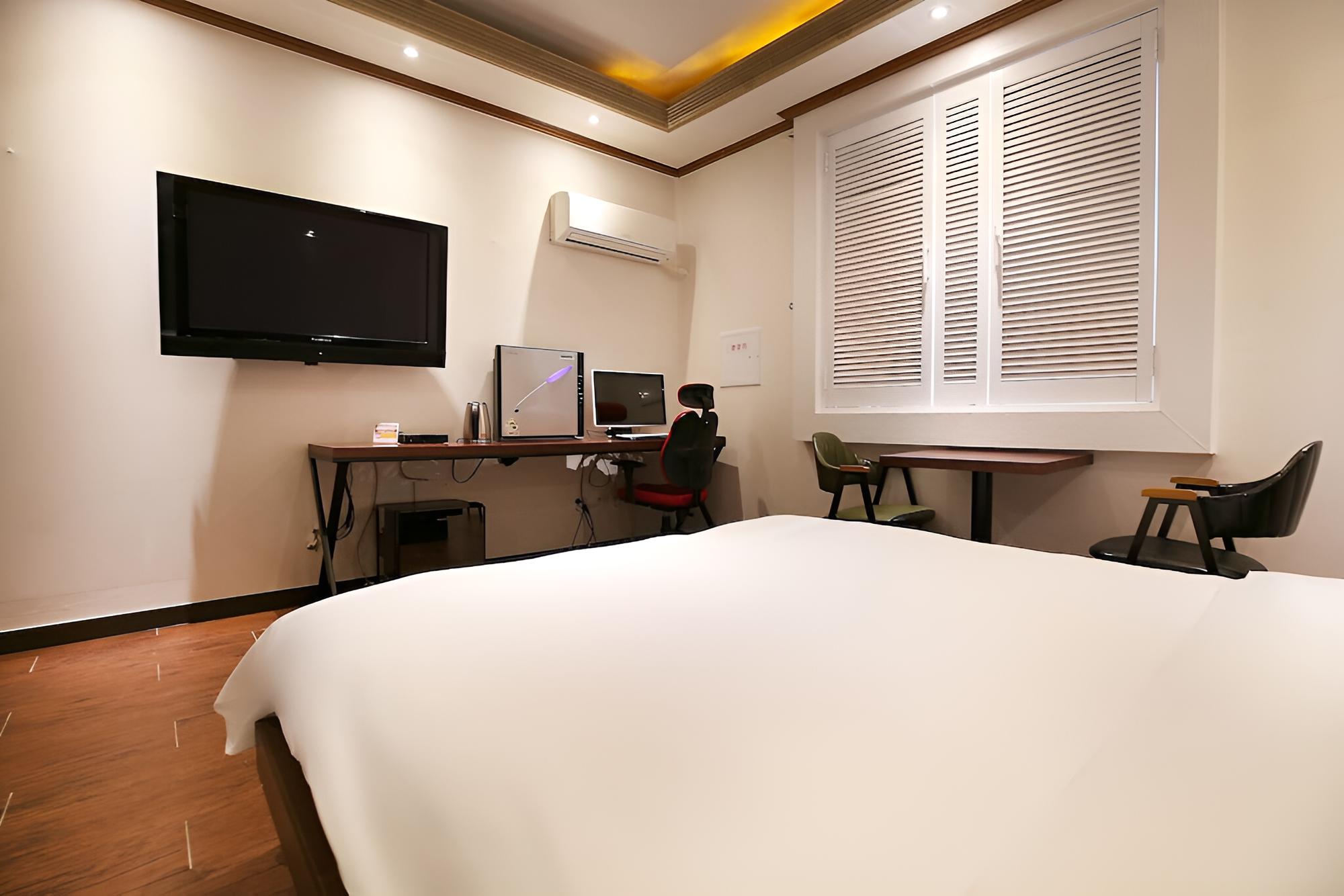 Room (Standard (Hard Drive-Less PC Netflix)) - Photo 3