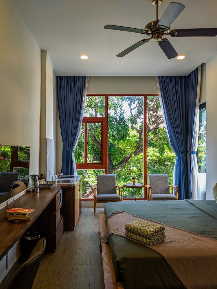 King Bed Studio - Photo 2