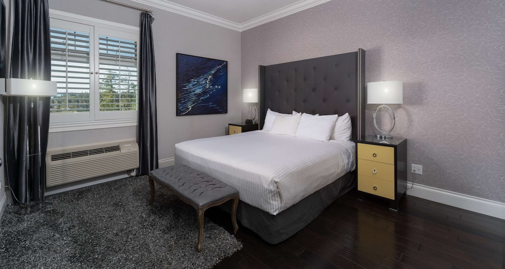 Suite, 1 King Bed, Non Smoking (Separate Living Room;with Sofabed) - Photo 3