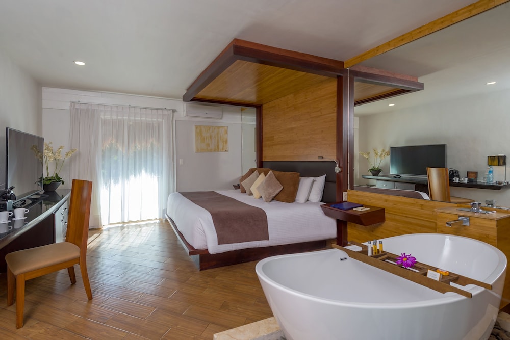 Master Suite with Buffet Breakfast, Spa Access and Daily Massage for Couples