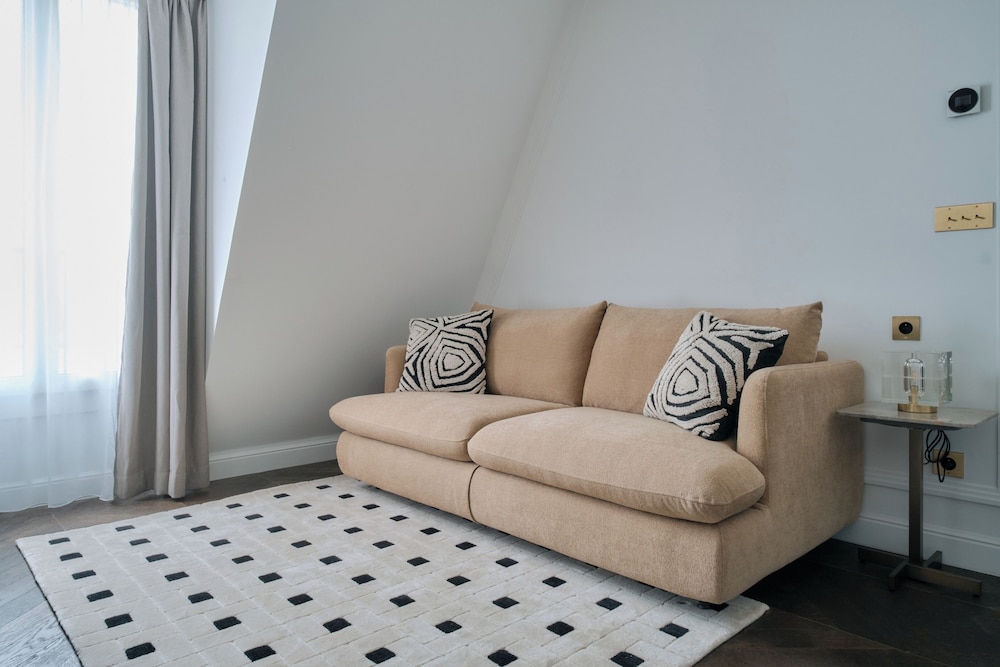 Deluxe One-Bedroom Apartment with City View 601