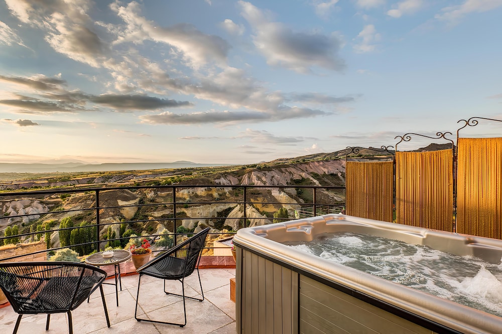 Royal Suite, Hot Tub, Valley View