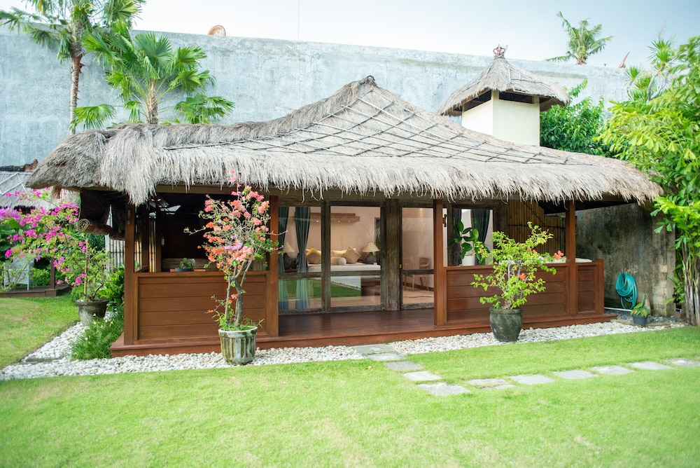 Puri Sienna Four Bedrooms Villa With Two Private Pool photo 3
