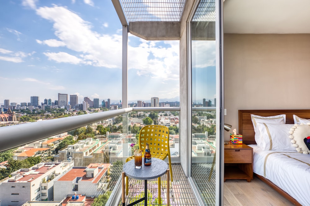 Mexican Style Apartment with Balcony - Photo 4