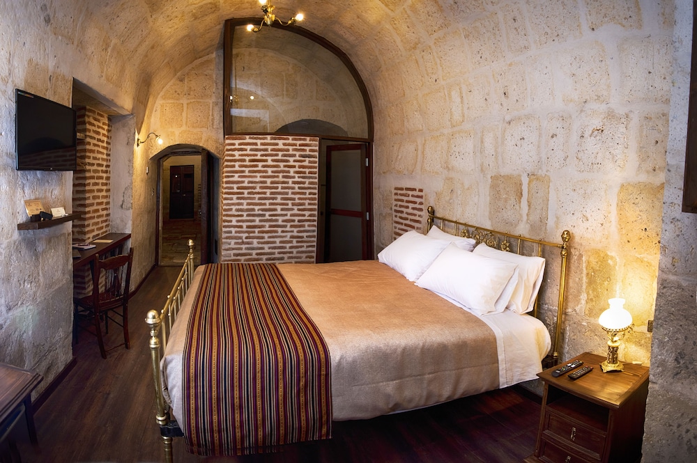 Colonial Double bed room photo 2