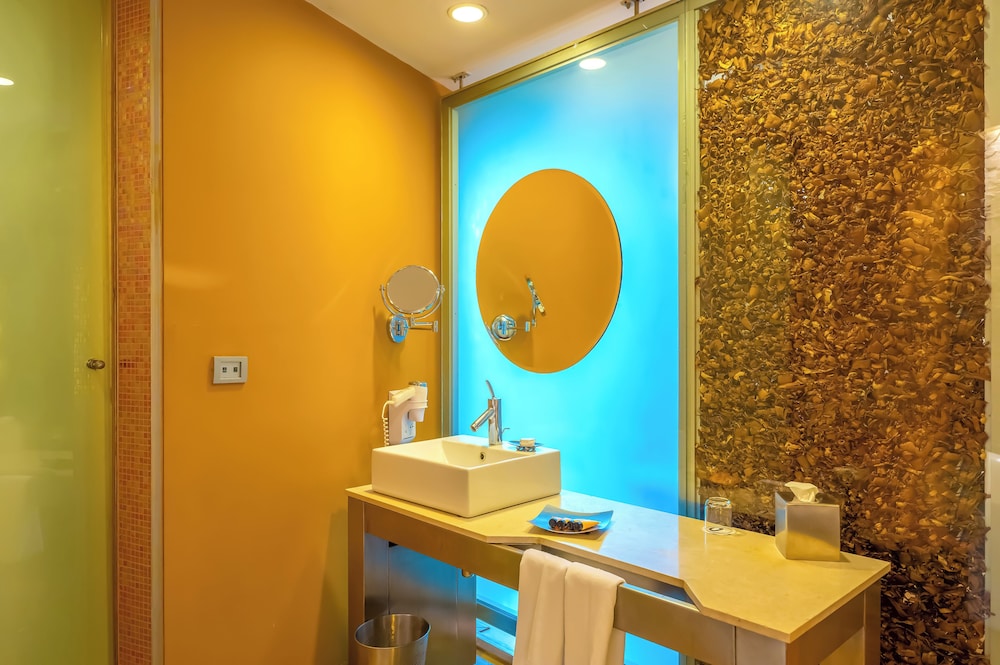 Suite with Bathtub, 2 way Airport Transfer - Photo 5
