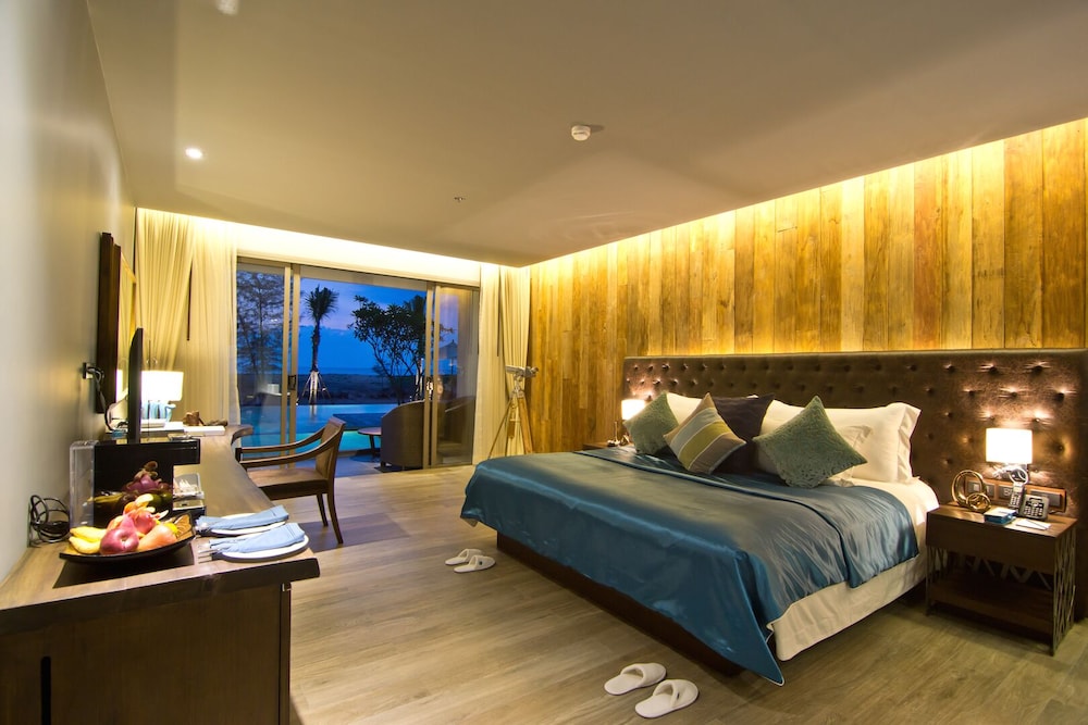 Horizon Pool Access Room King Bed