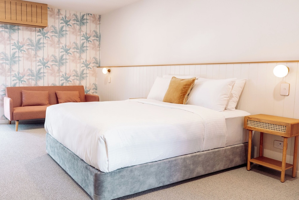 Standard Room, 1 Queen Bed photo 3