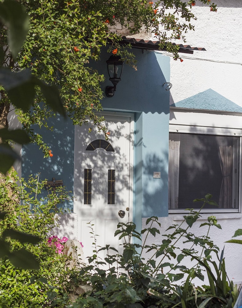 Relax in Elliniko Hidden Gem-vintage Bungalow With Garden and Hot Tub in an Iglo, Billede 2