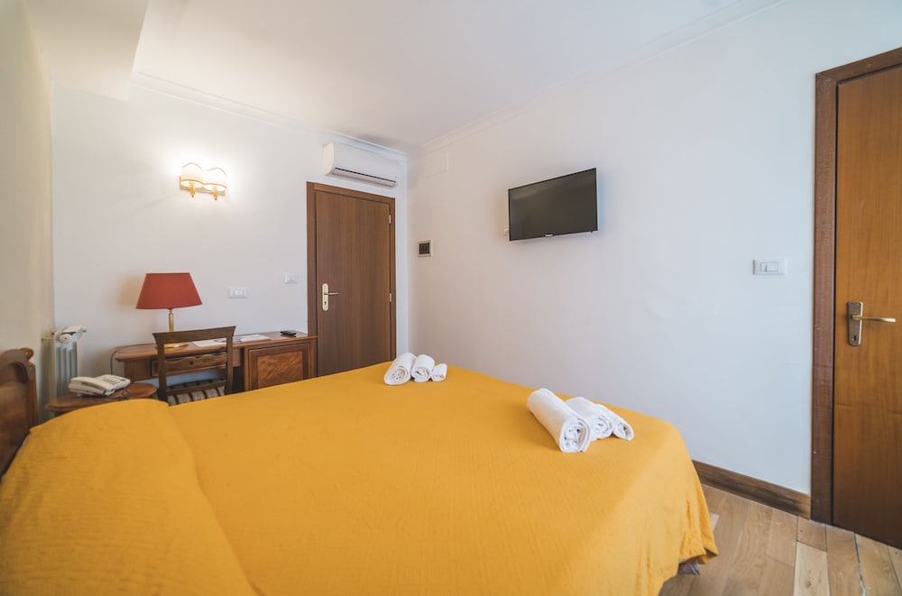 Classic Double or Twin Room photo 3