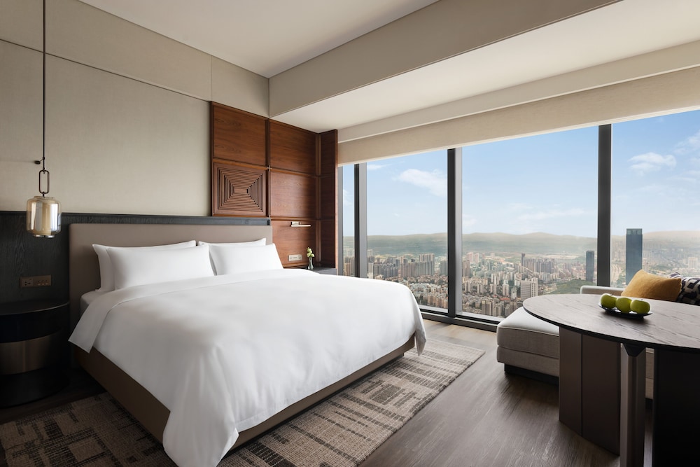 Deluxe Room, 1 King Bed photo 1