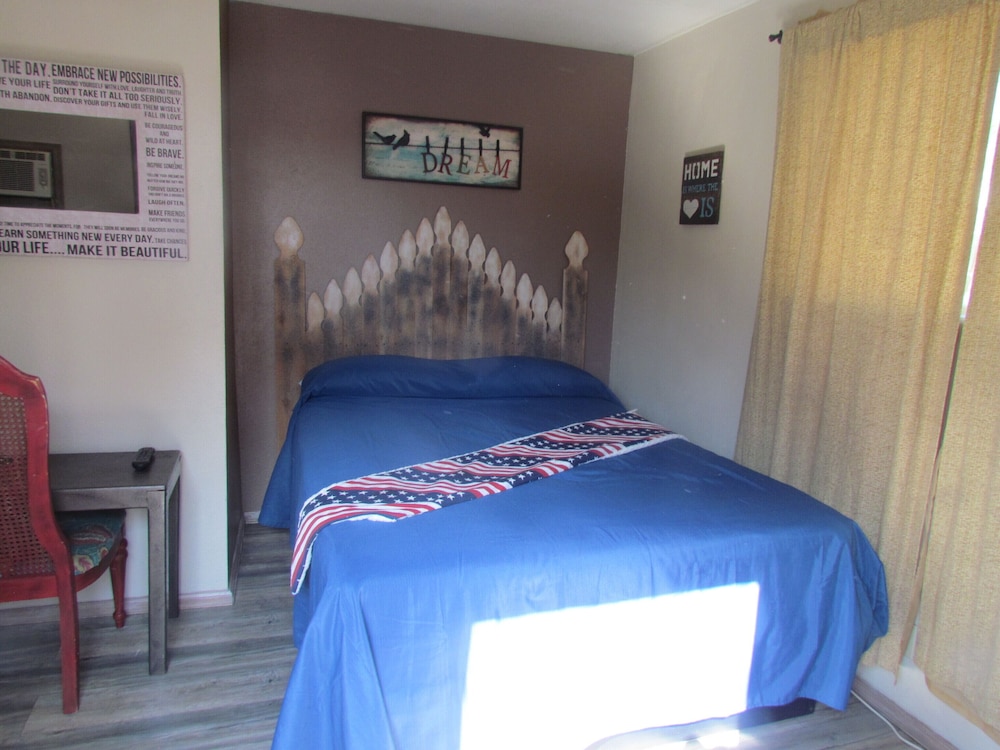 Basic Room, 1 Queen Bed photo 2