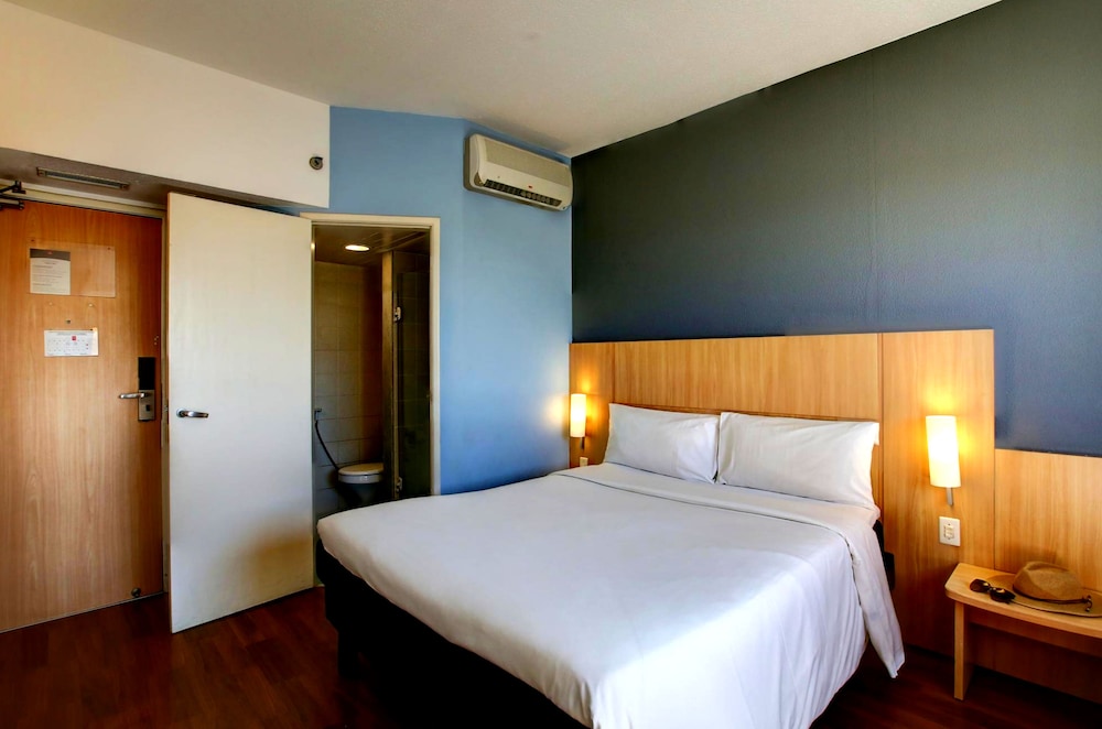Standard Room, Multiple Beds - Photo 3