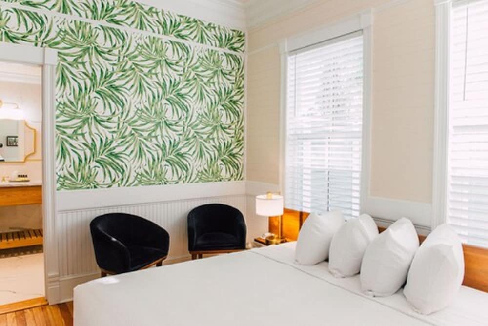 Signature Room, 1 King Bed, Non Smoking photo 3