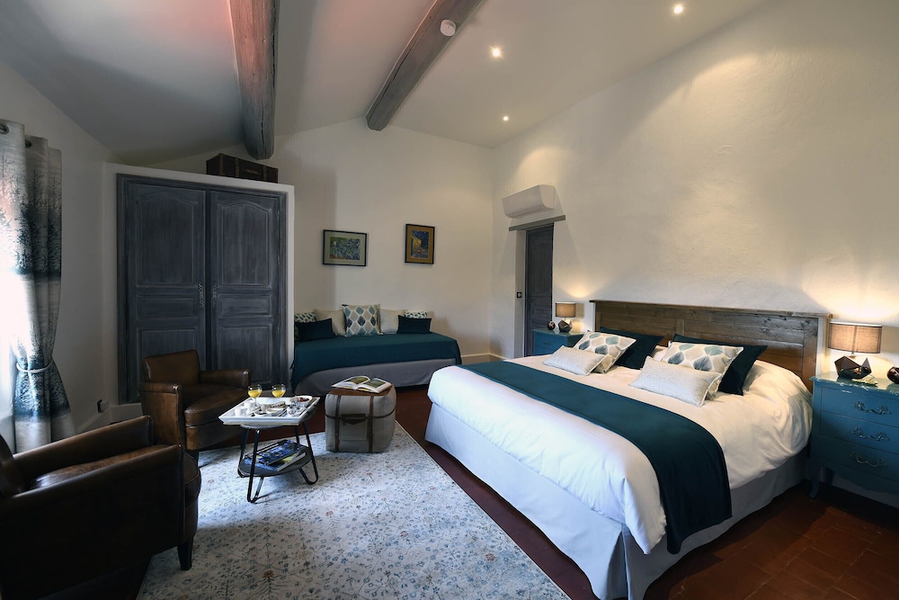 Superior Triple Room, Private Bathroom, Garden View (Vincent VAN GOGH)