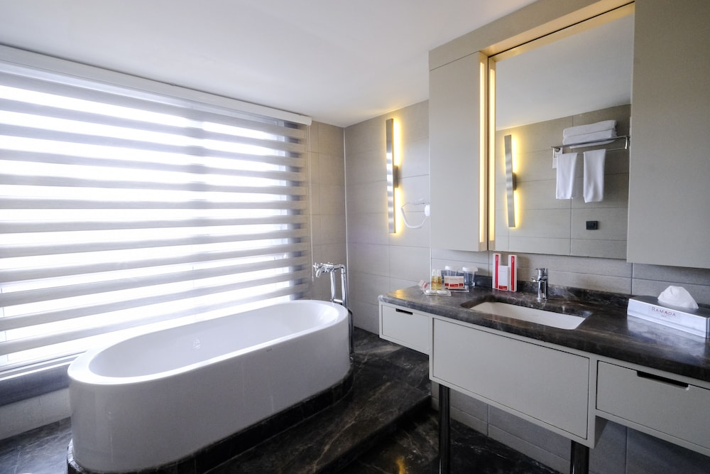 Suite, 1 King Bed with Sofa bed, Non Smoking thumbnail 6