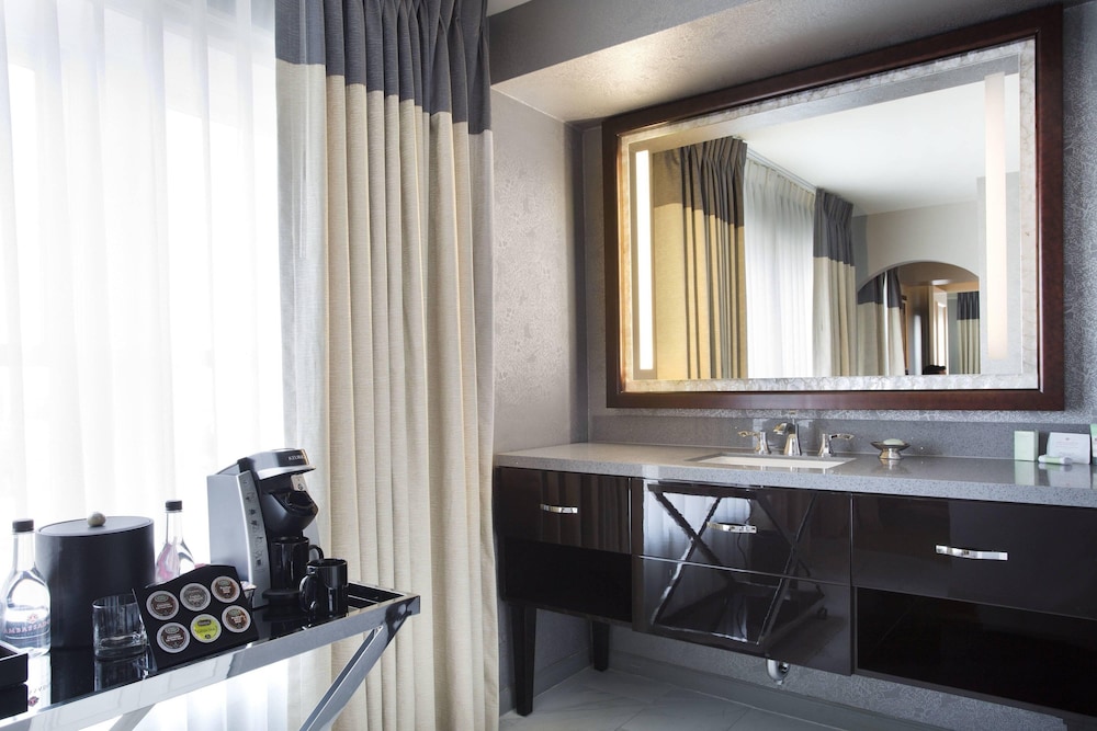 Suite, 1 King Bed - Photo 2