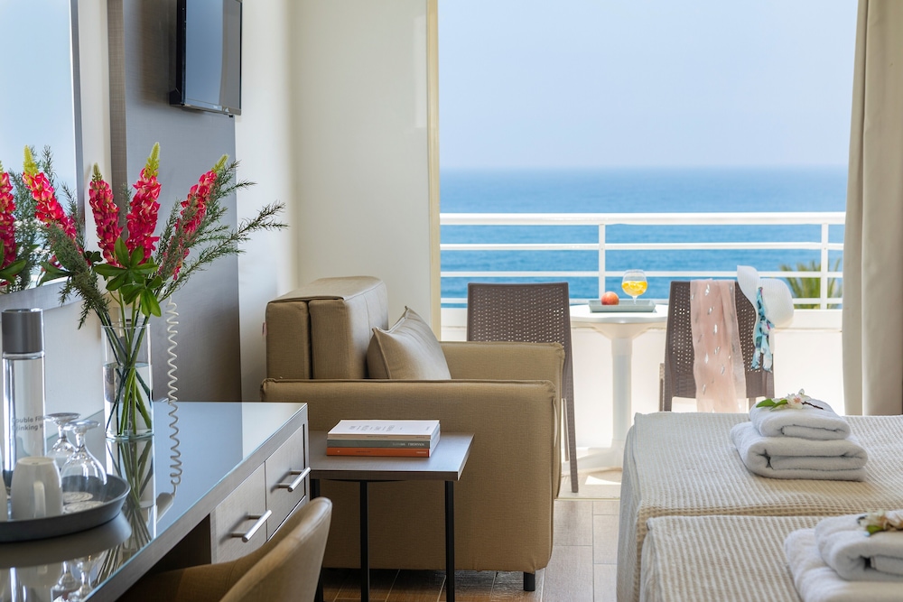 Double or Twin Room, 1 Double or 2 Twin Beds, Sea View - Photo 9