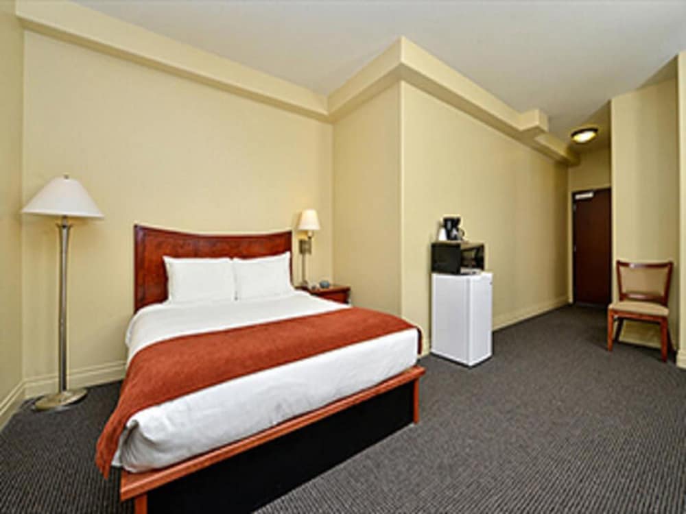 Standard Room, 1 Queen Bed photo 2