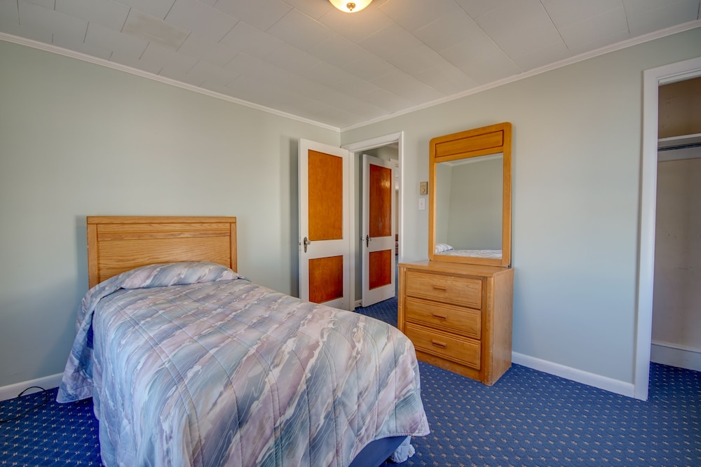 Apartment, 2 Bedrooms, Poolside - Photo 1