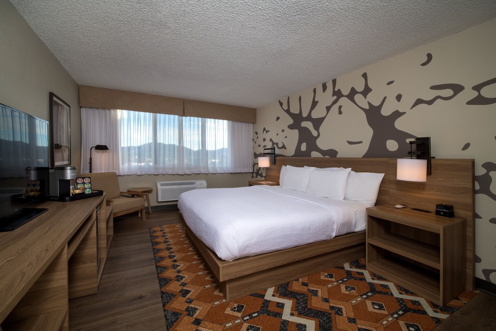 Standard Room, 1 King Bed, Mountain View (Tower 1) - Photo 1