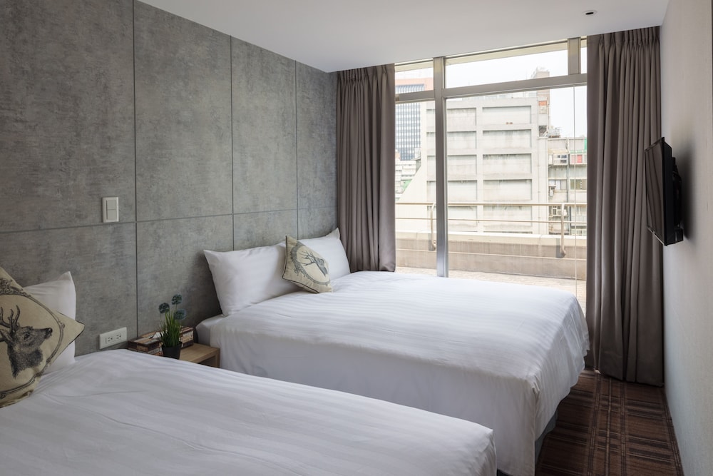 Deluxe Triple Room, Bathtub, Tower photo 3